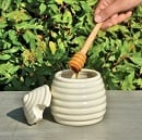 Honingpot met houten lepel