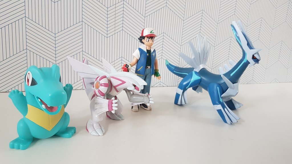 Vier Pokemon actiefiguren: Dialga, Palkia, Totodile en Ash Ketchum