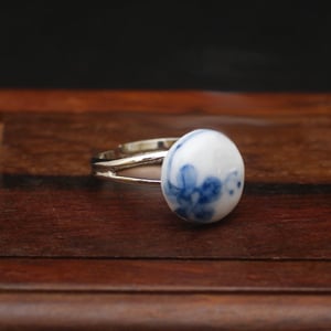 Zhao Dao<br />ring met blauwe bloemen</p>